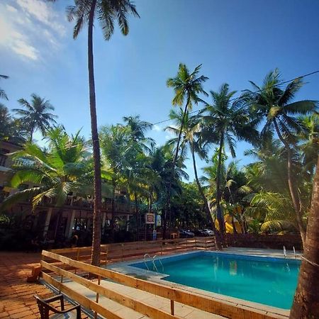 Coconut Garden Beach House มัลวาน ภายนอก รูปภาพ